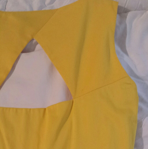 Calvin Klein yellow dress. Size 6. - Picture 5 of 7